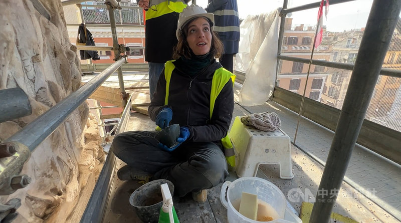 古羅馬皇帝馬可奧理略的紀念圓柱正執行整修工程,此次修復計畫一大特色,是在高空工作的修復員女性占大多數,圖為一名正在仔細清潔的女性修復員。中央社記者黃雅詩羅馬攝 114年12月19日