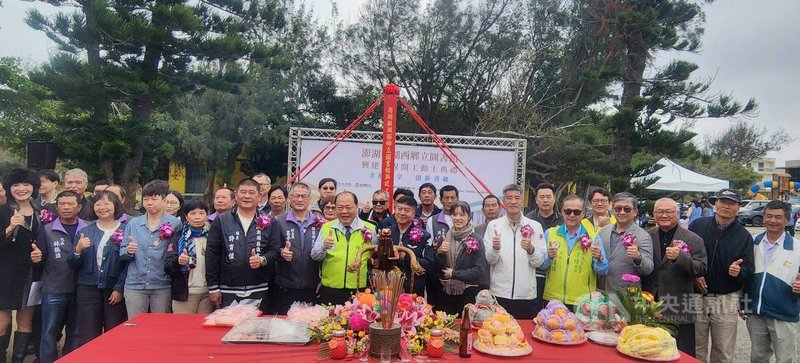 座落在鼎灣文創園區的湖西鄉立圖書館興建工程，19日由澎湖縣長陳光復（前左8）等人，依循傳統科儀動土，祈求工程順利。中央社  114年12月19日