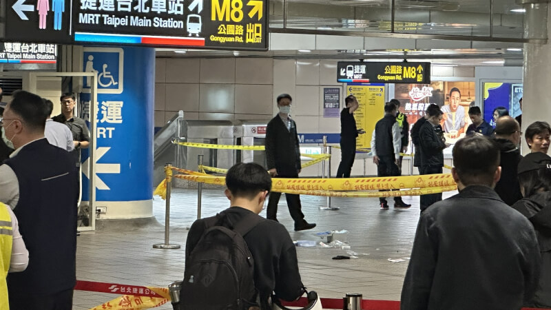 台北車站19日發生遭丟擲煙霧彈事件，1人受傷送醫，犯嫌逃逸。北捷表示，案發地點為台北車站M7出口地下1樓通道，已立即啟動全線車站警戒升級，加強巡邏留意可疑人事物。中央社記者劉建邦攝 114年12月19日