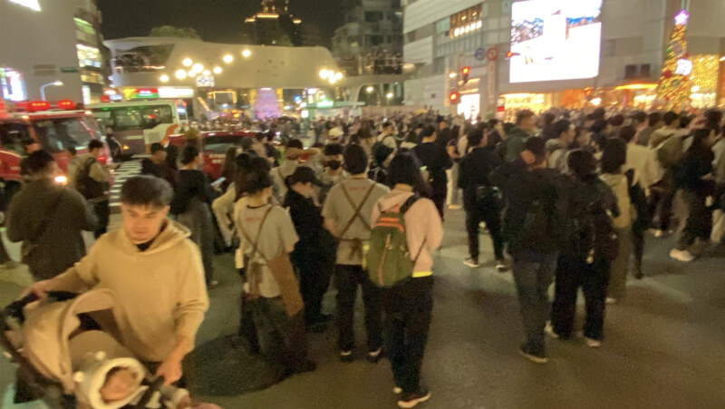 中山站附近發生隨機傷人事件,警方封鎖現場進行調查。圖為中山站附近圍觀群眾。中央社記者黃旭昇攝 114年12月19日