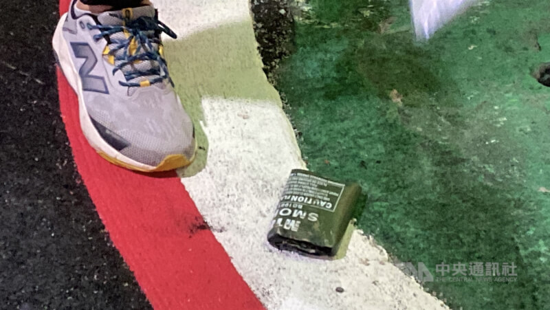 台北捷運中山站周邊19日晚間發生隨機傷人案，警方蒐證發現疑似爆裂物。中央社記者黃旭昇攝　114年12月19日