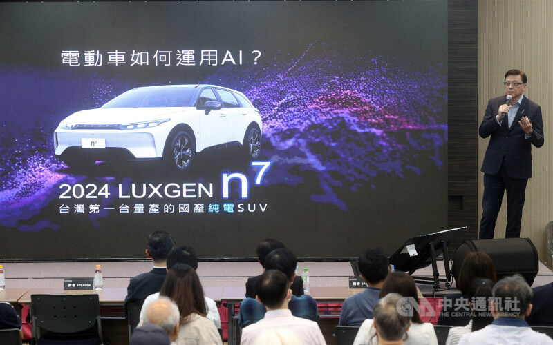 圖為去年「鴻海科技日」裕隆自主品牌納智捷（LUXGEN）總經理李應生（右）以「AI驅動新能源車未來」發表演講。（中央社檔案照片）