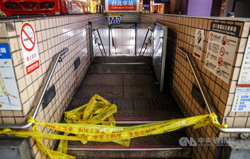 台北捷運台北車站與中山站外19日晚間發生隨機傷人事件釀死傷，案發現場之一的台北車站M7出入口已被拉起封鎖線，暫停開放。中央社記者鄭清元攝　114年12月19日