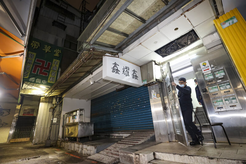 27歲張文19日接連於捷運台北車站地下通道、中山站外丟擲煙霧彈，並闖入百貨持刀傷人，最終墜樓不治。警方晚間前往張文位於中正區租屋處進行搜索。（珍惜生命，自殺不能解決問題，生命一定可以找到出路。若須諮商或相關協助，可撥衛福部專線「1925」、生命線專線「1995」或張老師服務專線「1980」。）中央社記者鄭清元攝　114年12月19日