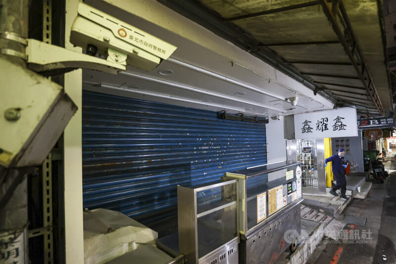 捷運台北車站、中山站19日晚間接連發生投擲煙霧彈、持刀隨機攻擊民眾案。警方表示，已派員至犯嫌張文台北市中正區租屋處搜索，在屋內發現製造汽油彈的相關材料，將持續調閱監視器畫面及訪查，進一步釐清犯案動機。中央社記者鄭清元攝　114年12月19日