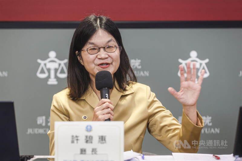 司法院憲法法庭19日舉行114年憲判字第1號判決「憲法訴訟法案」記者會，由書記廳廳長許碧惠（圖）主持說明，並回應媒體提問。中央社記者鄭清元攝　114年12月19日