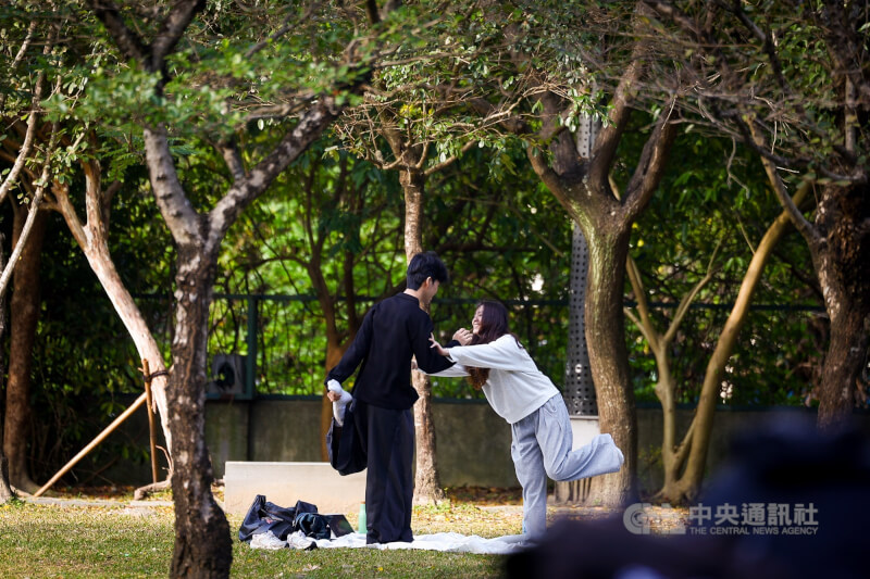 民眾到華山文創園區大草皮享受愉快的午後時光。（中央社檔案照片）