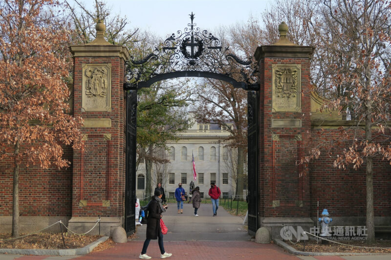 圖為哈佛大學校門。（中央社檔案照片）