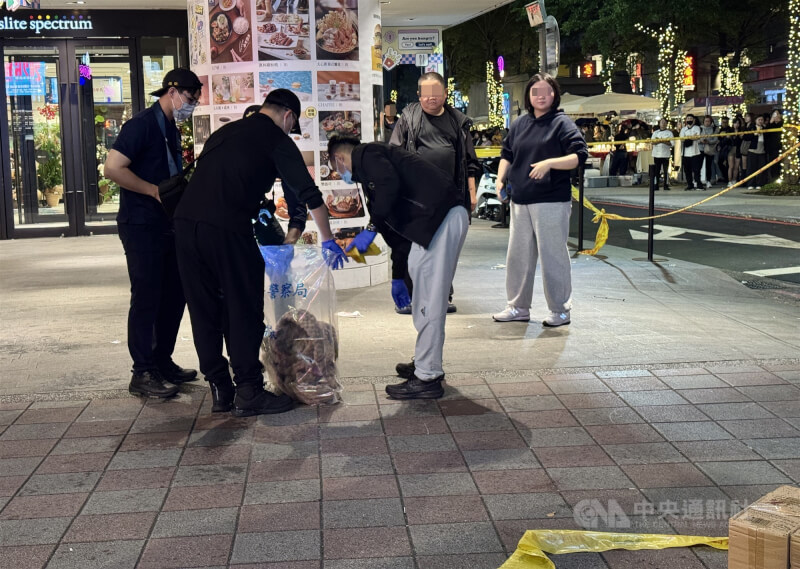 台北捷運中山站商圈的誠品南西店外19日發生隨機傷人案，多人輕重傷，案發現場留有部分傷者與民眾衣物、物品等，警方皆納入證物袋保存。中央社記者張皓安攝　114年12月19日