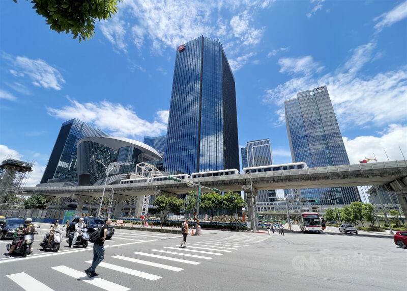 中央銀行18日公布經濟預測，估今、明年經濟成長率分別達7.31%與3.67%。圖為台北市南港區街景。（中央社檔案照片）