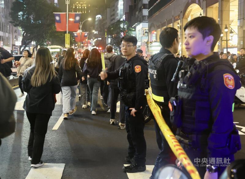 北捷台北車站及中山站周邊19日晚間發生隨機傷人案，造成多人傷亡，中山商圈案發現場周邊拉起封鎖線，並可見大批警力進駐。中央社記者張皓安攝　114年12月19日