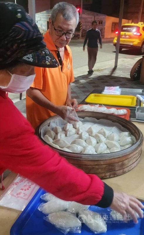 冬至將至，澎湖耆老指出，每逢冬至，傳統的糯米磨粹捏製湯圓、菜繭（圖）與雞母狗仔，不僅是冬至的祭祖供品，也可保存食用，祈求來年六畜興旺、人人平安，至今已有百年傳承。中央社　114年12月19日