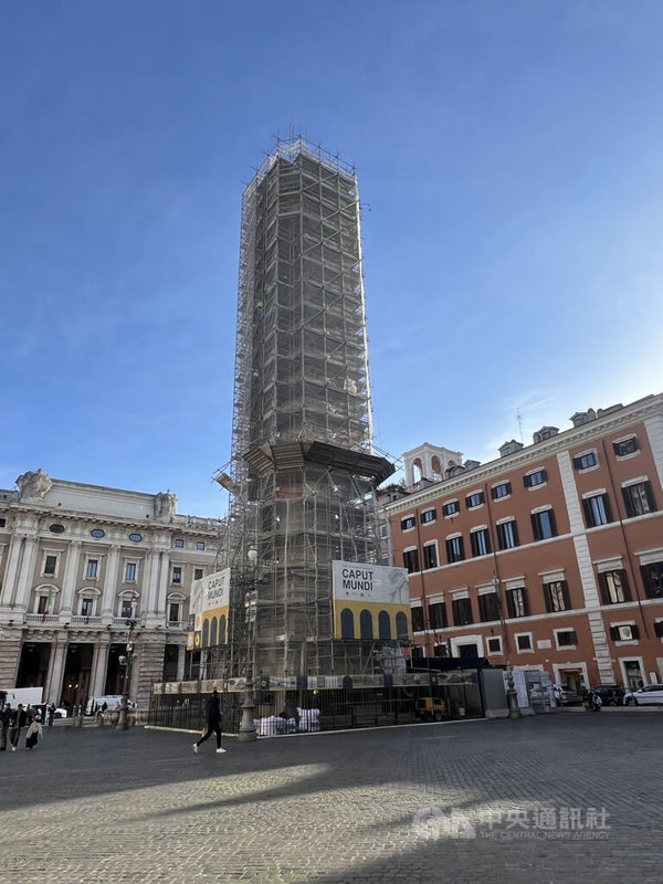 「馬可奧理略圓柱」是羅馬市中心重要古蹟地標,建於西元2世紀,為紀念古羅馬重要皇帝馬可奧理略,目前正在整修中,中央社等外媒18日受邀登上鷹架參觀整修工程。中央社記者黃雅詩羅馬攝 114年12月19日