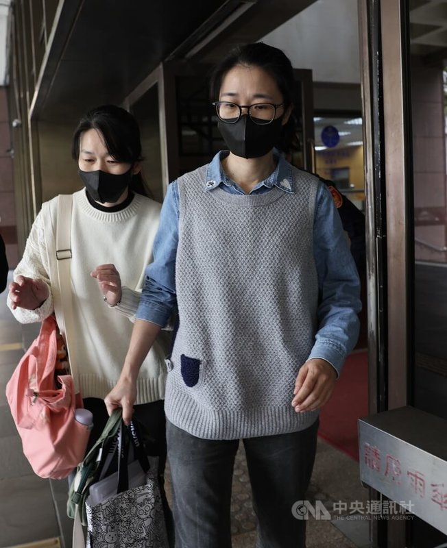 台北地方法院19日審理京華城案，並繼續進行言詞辯論程序，圖為前都委會執行祕書邵琇珮（右）結束庭訊後步出法庭，不發一語。中央社記者趙世勳攝　114年12月19日