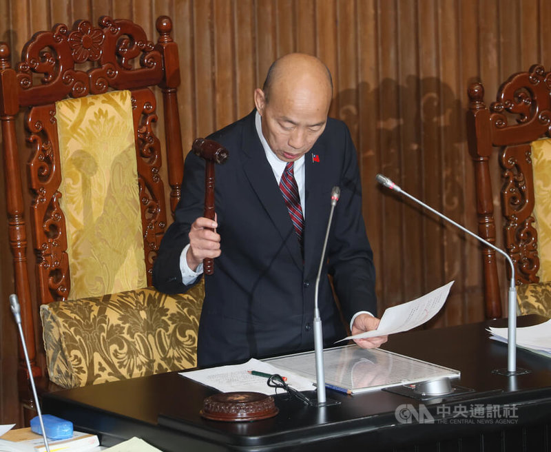 立法院會19日三讀通過114年度中央政府總預算案附屬單位預算營業及非營業部分，即國營事業預算和基金，規模加總合計新台幣6兆餘元。圖為立法院長韓國瑜敲槌宣布通過。中央社記者謝佳璋攝  114年12月19日