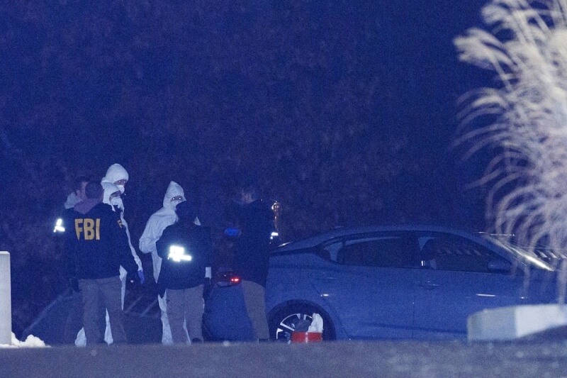 布朗大學大規模槍擊案的凶嫌身亡，調查人員18日在一處倉庫附近調查犯嫌租用的車輛。（路透社）