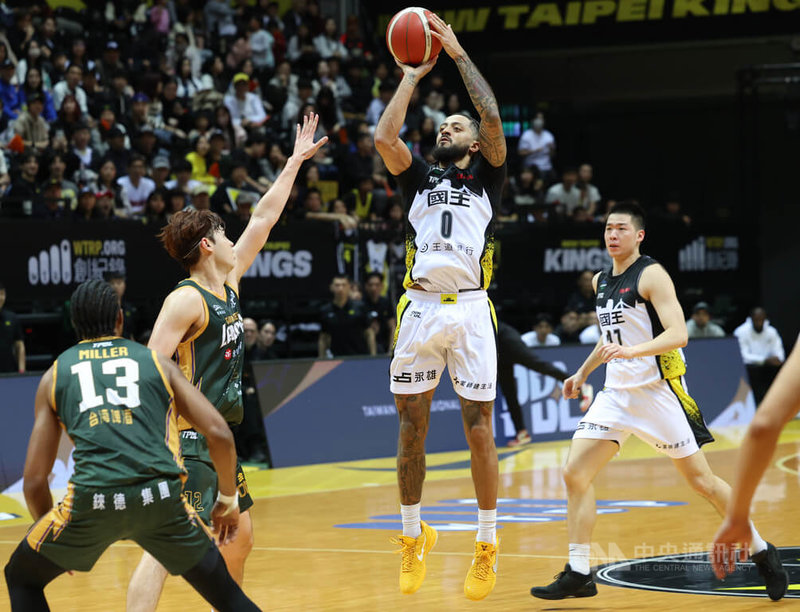 台灣職業籃球大聯盟（TPBL）新北國王隊20日在主場新莊體育館出戰桃園台啤永豐雲豹隊，國王洋將杰倫（Jalen Harris）（持球者）全場貢獻27分外帶7籃板、6助攻，助隊終場以125比103拿勝。中央社記者張新偉攝　114年12月20日