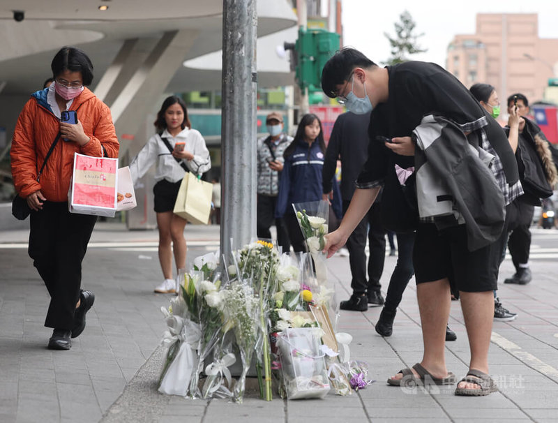 27歲張文以類似孤狼隨機式在北車、南西商圈攻擊民眾，包含張文在內共4人死亡，多人受傷。有民眾20日上午自發前往誠品南西店前獻花、哀悼。中央社記者趙世勳攝 114年12月20日