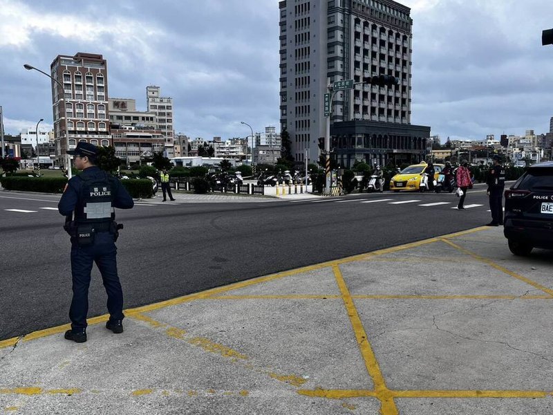 台北捷運及地下街隨機傷人事件,澎湖馬公警分局第一時間全面加強轄區大眾運輸場站、商圈及人潮密集處所維安勤務,防範暴力事件發生,確保離島治安穩定與民眾安全。(馬公分局提供)中央社 114年12月20日