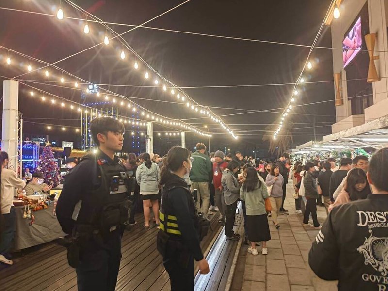 台北捷運及地下街隨機傷人事件，澎湖馬公警分局第一時間全面加強轄區大眾運輸場站、商圈及人潮密集處所維安勤務，防範暴力事件發生，確保離島治安穩定與民眾安全。（馬公分局提供）中央社   114年12月20日