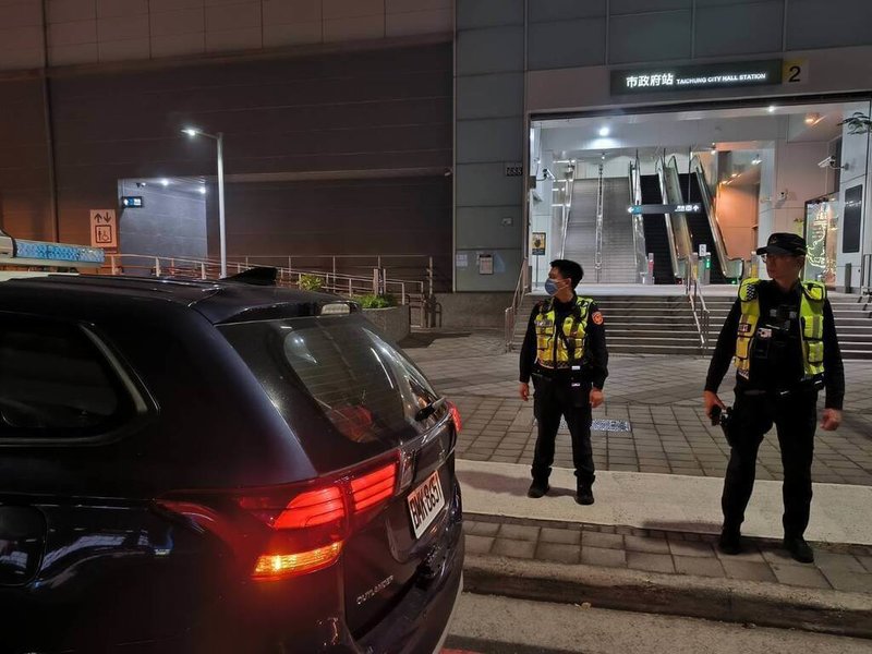 台中市警察局為防範北捷隨機襲擊案引發模仿效應,20日升級維安等級,針對捷運綠線及台中市70多處人潮熱點強化勤務作為。(警方提供)中央社記者趙麗妍傳真 114年12月20日