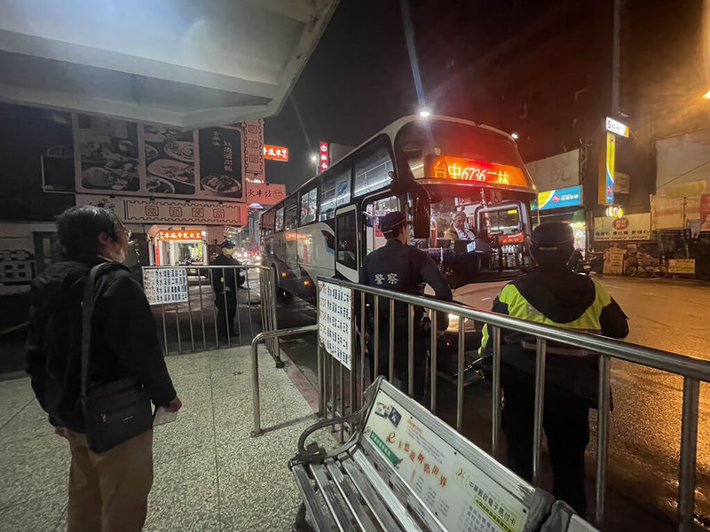 台北捷運台北車站與中山站外19日發生丟擲煙霧彈、隨機傷人案，彰化縣警方當天晚間開始加強台鐵車站、客運站及人潮眾多等地點，確保民眾安全。（警方提供）中央社記者鄭維真傳真 114年12月20日