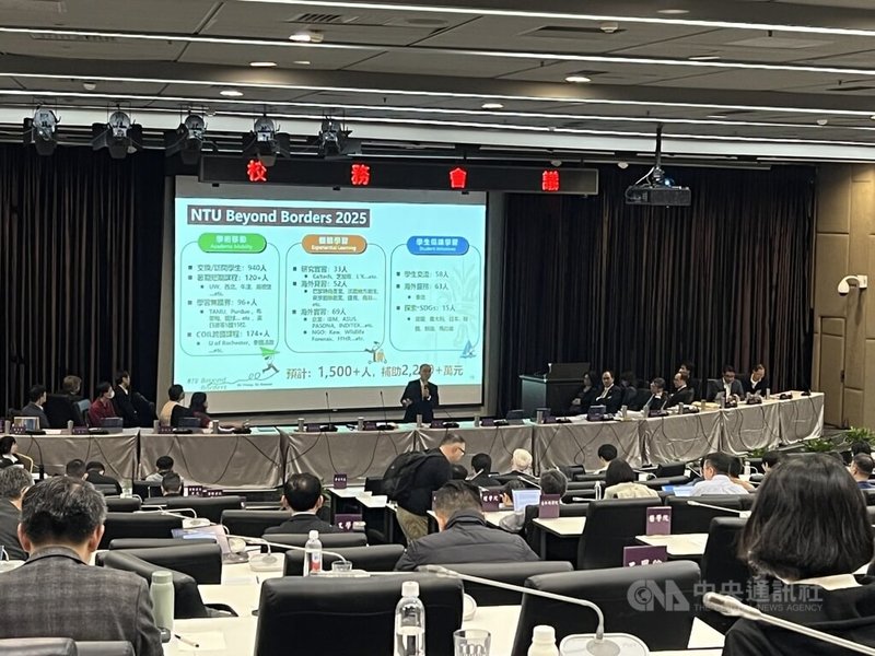 台灣大學20日召開校務會議，校長陳文章（後中）表示，台大每年投入約11億元留才、4億元攬才，並提供新進教師創始經費，期盼有較優渥的環境。中央社記者陳至中攝　114年12月20日