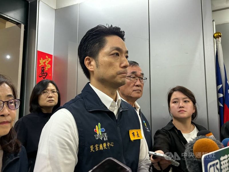 27歲張文昨天在台北捷運台北車站周邊隨機傷人，57歲余姓男子為制止而傷重不治。台北市長蔣萬安（前）20日表示，余男19日在台北車站M7出口附近見義勇為，將從寬從優給予撫卹及賠償，目前確定會有500萬元補償金。中央社記者陳昱婷攝 114年12月20日