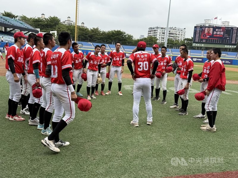 新北U18棒球賽高雄市用台語喊「試看看」壯聲勢，20日以4比1擊敗台北市，奪季軍平隊史紀錄。圖為賽後高雄市隊集合講話畫面。中央社記者謝靜雯攝 114年12月20日