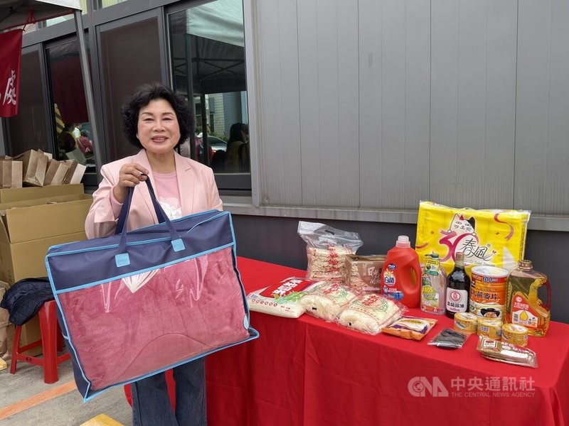 台中市在地企業亮宇油封公司董事長陳春甘,多年來號召鄰里寒冬送暖,今年準備的物資箱堆疊成一面愛心牆,箱中的物資幫助弱勢戶過寒冬。中央社記者趙麗妍攝 114年12月20日