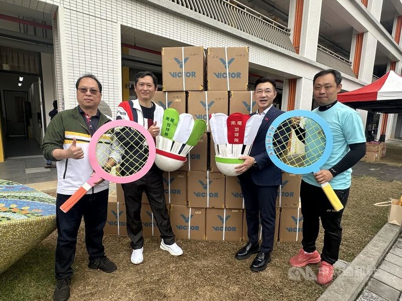 立法院副院長江啟臣（右2）媒合中華民國運動彩券經銷商商業同業公會理事長何昱奇（左2）捐贈20箱羽毛球，台中市羽球委員會又加贈5箱羽毛球，25箱一共9000顆羽毛球，為南陽國小羽球隊提供訓練資源。中央社記者趙麗妍攝 114年12月20日