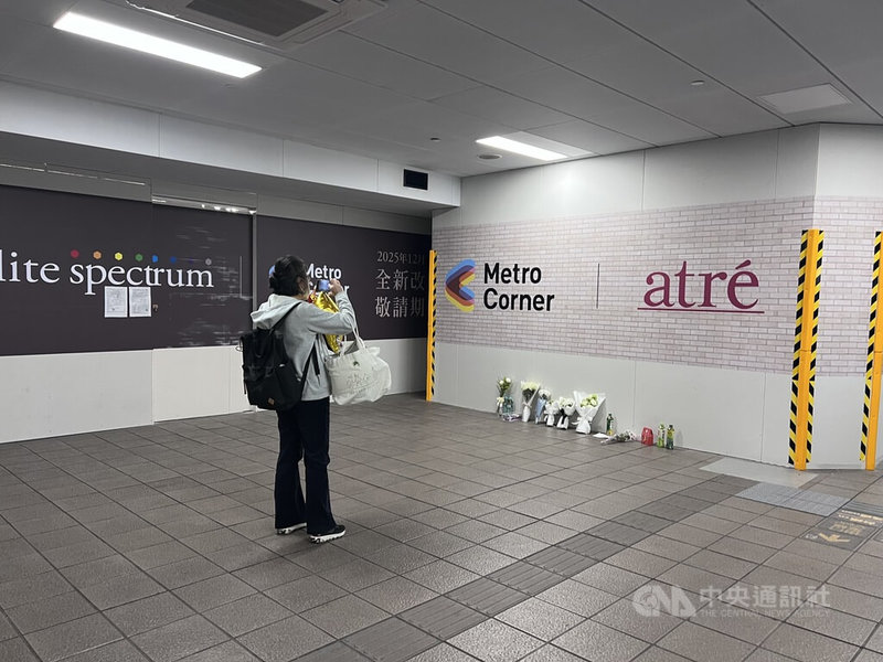 27歲張文19日在台北車站、南西商圈隨機傷人後墜樓，導致4人死亡。有民眾20日前往案發的捷運台北車站M7出口附近獻花致意。中央社記者陳昱婷攝 114年12月20日