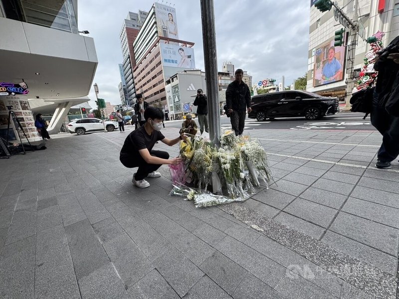 27歲男子張文19日晚間在北捷台北車站、中山站周邊犯下投擲煙霧彈、隨機傷人案。許多民眾20日自發前往誠品南西店前獻花哀悼。中央社記者沈佩瑤攝  114年12月20日