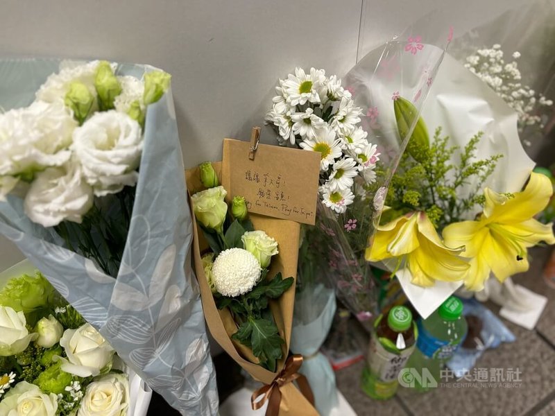 27歲張文昨天在台北車站M7出口等處犯下隨機傷人案釀死傷,見義勇為的57歲余姓男子不幸身亡。案發現場20日起設置悼念空間,有人擺放花束並寫下「謝謝余大哥!願您安息」等字句。中央社記者陳昱婷攝 114年12月20日