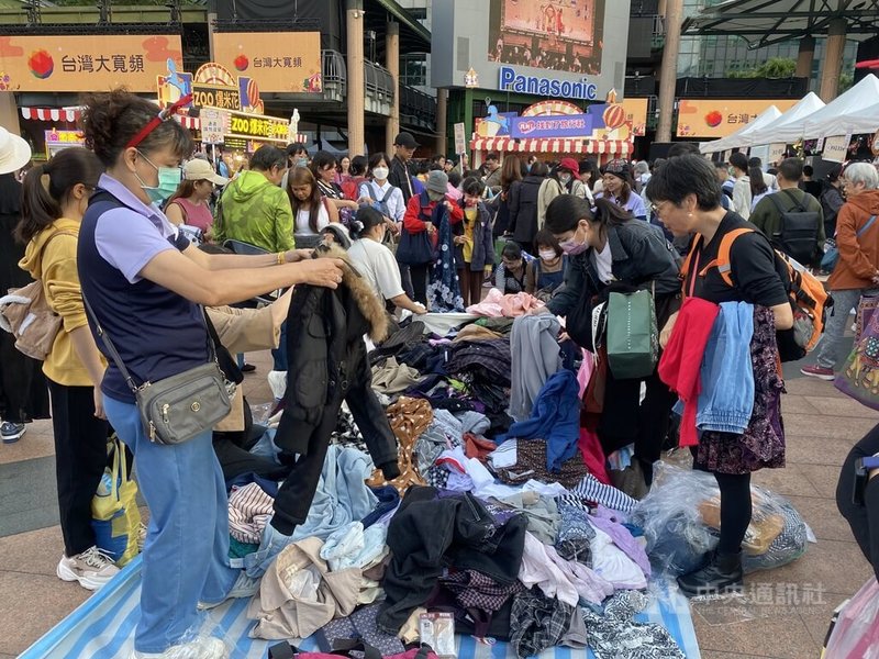 「2025新北耶誕環保挖寶趣–舊FUN新玩．拾憶好物同樂會」20日下午舉行，活動義賣所得將捐助弱勢，吸引許多民眾前往市集挖寶尋好康，二手衣物攤位人氣相當高。中央社記者黃旭昇新北市攝　114年12月20日