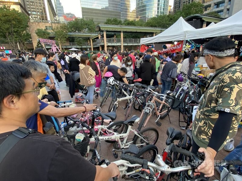 「新北耶誕環保挖寶趣」跳蚤市場義賣活動2025年邁入第11週年，20日下午熱鬧登場，義賣所得將全數納入「新北市好日子愛心大平台」助弱勢，吸引大批民眾前往參與，二手單車攤位前關注人潮多。中央社記者黃旭昇新北市攝　114年12月20日