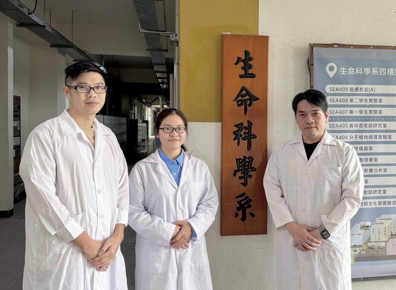 台東大學生命科學系教授李俊霖（右1）實驗室研發團隊長期致力於紅麴的安全性與功能性研究，獲得國家新創獎－學術創新獎。（台東大學提供）中央社記者盧太城台東傳真 114年12月20日
