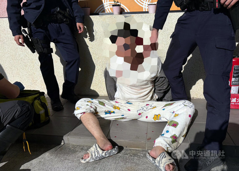 新北市呂姓男子20日下午持2把刀械闖入加油站複合式便利商店，並將不明溶劑淋在桌上。三峽警分局獲報立刻動員前往查處，當場將呂男壓制逮捕。（翻攝畫面）中央社記者黃旭昇新北市傳真　114年12月20日