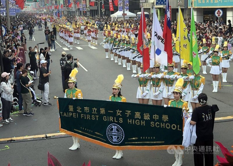 2025嘉義市國際管樂節20日下午舉行重點活動踩街嘉年華，台北市立第一女子高級中學樂儀旗隊也參與這場年度盛會，沿途吸引人群圍觀。中央社記者黃國芳攝　114年12月20日