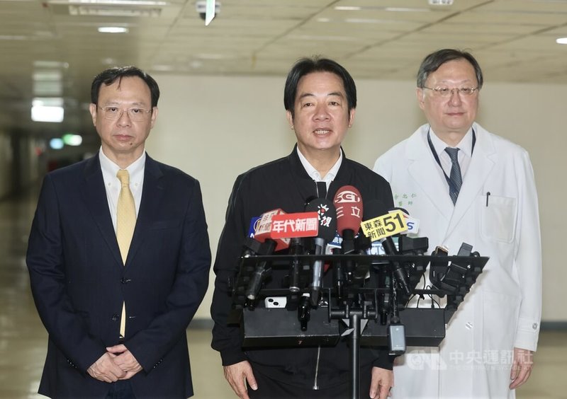 嫌犯張文北捷隨機傷人案，總統賴清德（中）20日上午到台大醫院慰問傷者與家屬。中央社記者張皓安攝　114年12月20日