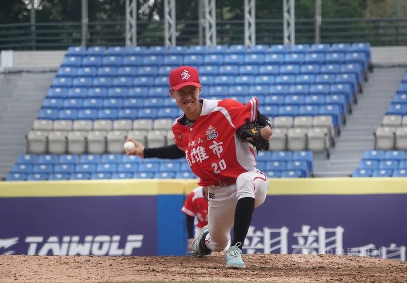 新北富邦國際城市U18棒球邀請賽高雄市奪下季軍,投手顏子宸(圖)中繼投2局,僅被敲出1支安打,失掉1分責失分、拿下勝投。中央社記者謝靜雯攝 114年12月20日
