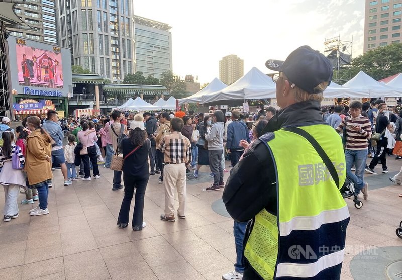 「新北耶誕環保挖寶趣」跳蚤市場義賣活動20日熱鬧登場，適逢週末假日，吸引大批人潮共襄盛舉。活動會場周邊可見保全人員身影，持續戒備加強維安。中央社記者黃旭昇新北市攝　114年12月20日