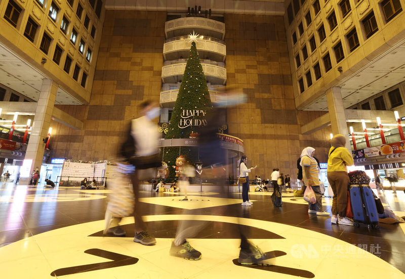 台北市19日晚間發生隨機攻擊事件釀死傷,台北車站也是案發地點之一。台鐵公司為表達對罹難者的悼念,宣布位於北車1樓大廳的耶誕樹自20日起熄燈3天。中央社記者張新偉攝 114年12月20日