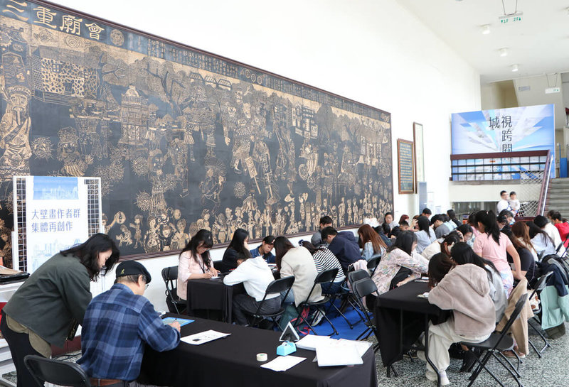 新北市立圖書館三重分館即將於民國115年拆除，分館入口處的壁畫，是圖書館啟用時，由全市14所國小55名學生創作，新北市圖20日特別邀請當年創作者返館分享心得，並重新描繪未來閱讀願景。（新北市立圖書館提供）中央社記者黃旭昇新北市傳真　114年12月20日