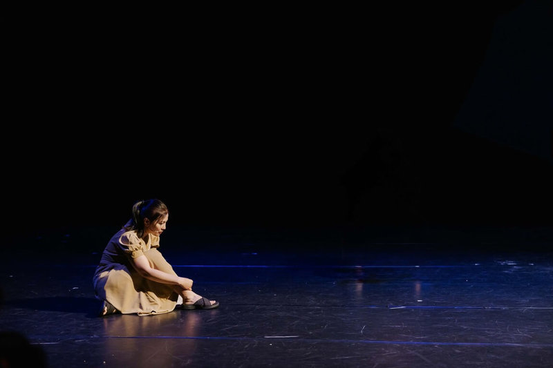 新住民演員陳秋柳熱愛表演藝術，除電影、電視外，也有許多舞台劇表演經驗。圖為陳秋柳在南洋姊妹劇團「渡海·度老」中的演出。（陳秋柳提供）中央社記者曾婷瑄河內傳真　114年12月20日