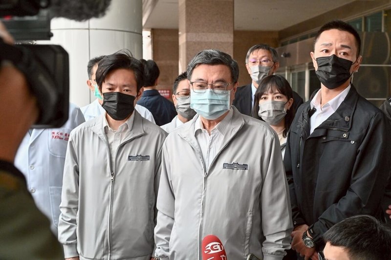 北捷台北車站、中山站周邊19日晚間出現隨機傷人案，行政院長卓榮泰20日赴內湖三軍總醫院等探視傷者，也向外界說明傷者情形與追查進度。（行政院提供）中央社記者賴于榛傳真 114年12月20日