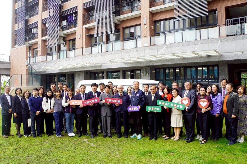 大葉大學36週年校慶，20日舉行含頤樂社區長照機構籌備處成立暨捐車典禮。諾貝爾眼科為支持大葉大學推動高齡照護服務，捐贈1輛福祉車，協助提升長者交通接送與社區照護便利性。（大葉大學提供）中央社記者鄭維真傳真 114年12月20日