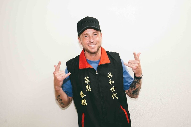 OneRepublic（共和世代）19日晚上在高雄巨蛋開唱，萊恩泰德換上台灣宮廟背心，感受超台灣味。（Live Nation Taiwan提供）中央社記者王心妤傳真 114年12月20日