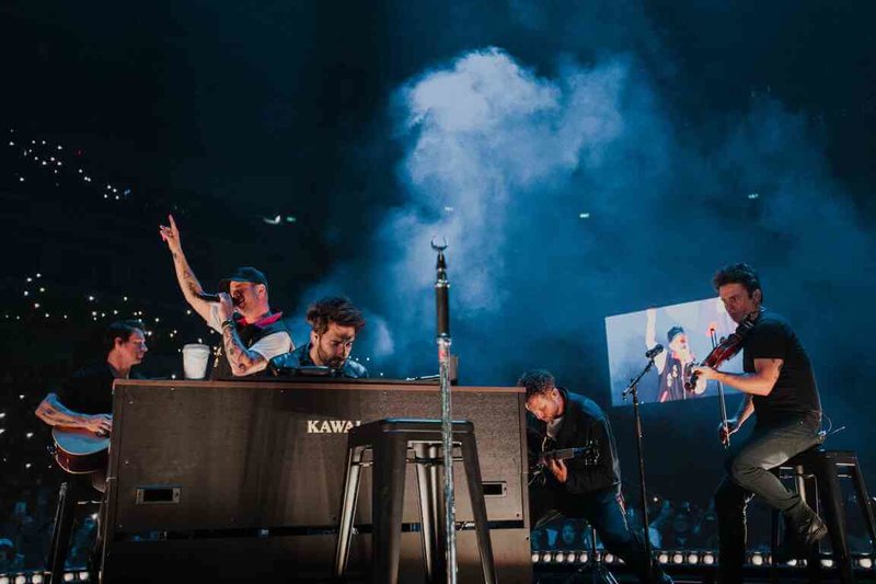 搖滾樂團OneRepublic（共和世代）19日晚上在高雄巨蛋開唱，演唱Secrets、Run、Stop And Stare等多首金曲。（Live Nation Taiwan提供）中央社記者王心妤傳真 114年12月20日