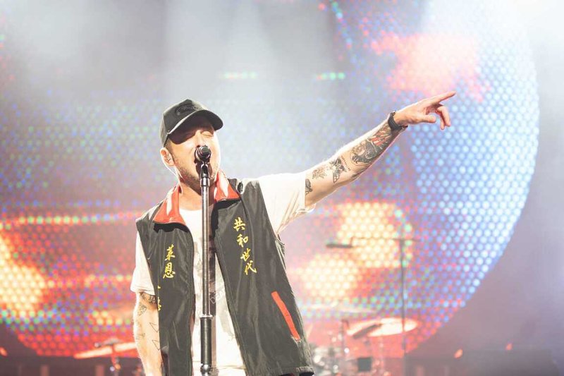 OneRepublic（共和世代）19日晚上在高雄巨蛋開唱，主唱萊恩泰德特別準備中文跟歌迷互動。（Live Nation Taiwan提供）中央社記者王心妤傳真 114年12月20日